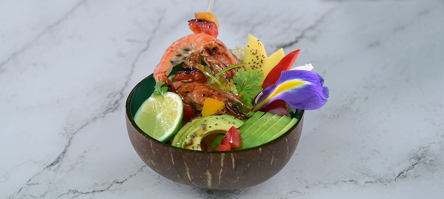 Gambas grillées à l'huile d'olive citronnée et salade d'avocat mangue