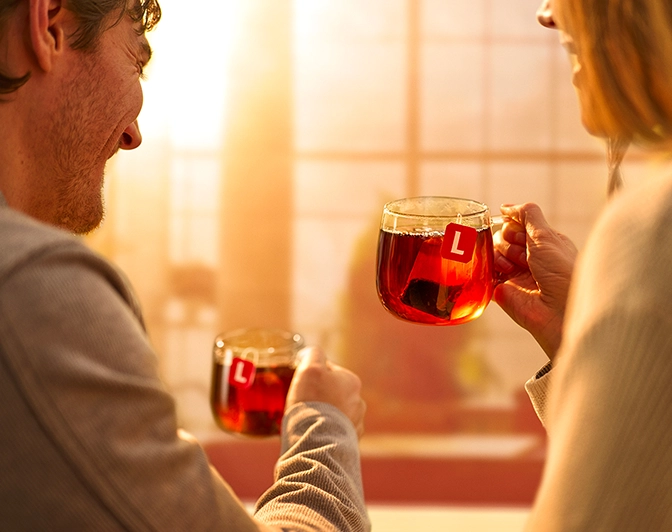 personnes-heureuse-buvant-un-the-chaud-lipton-pro-a-pro