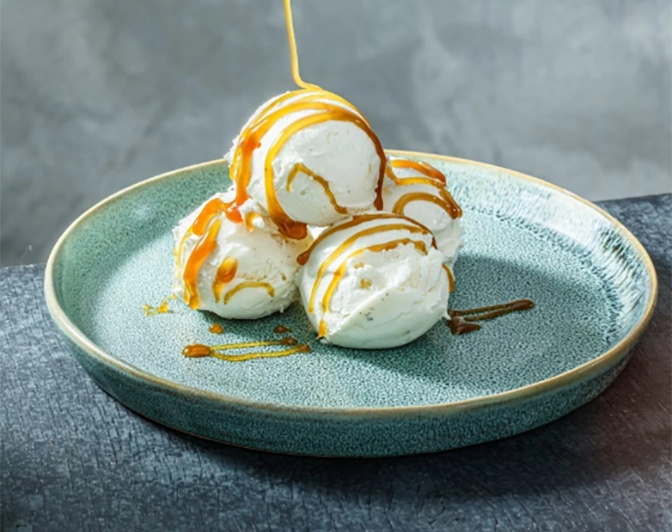 Boules de glaces avec une sauce caramel beurre salé Alsa