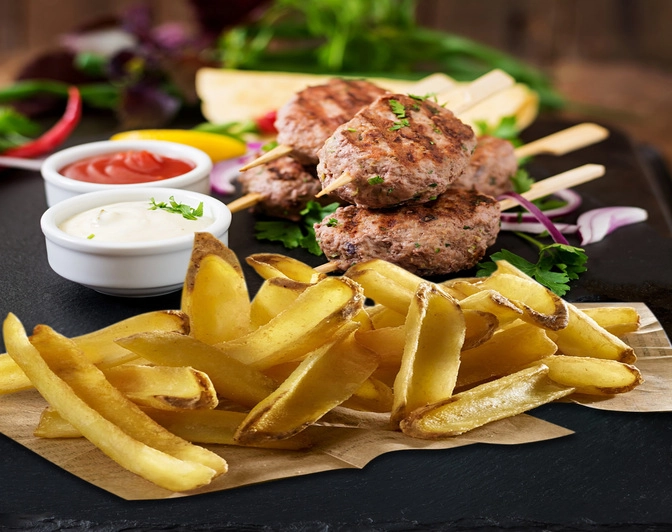 Frites SureCrisp McCain et brochettes de viandes