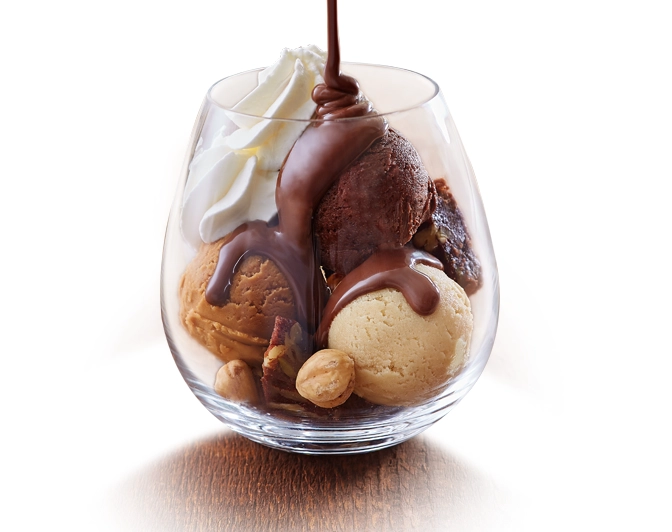 Dessert glacé avec sauce chocolat noisette Nestlé Docello