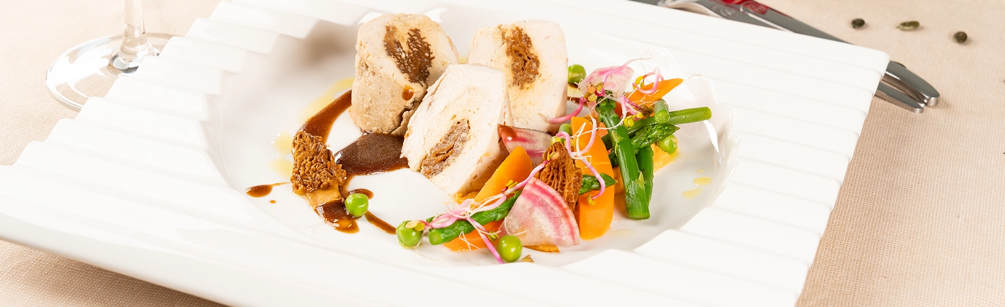 Suprême de volaille aux morilles et asperges