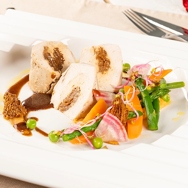 Suprême de volaille aux morilles et asperges