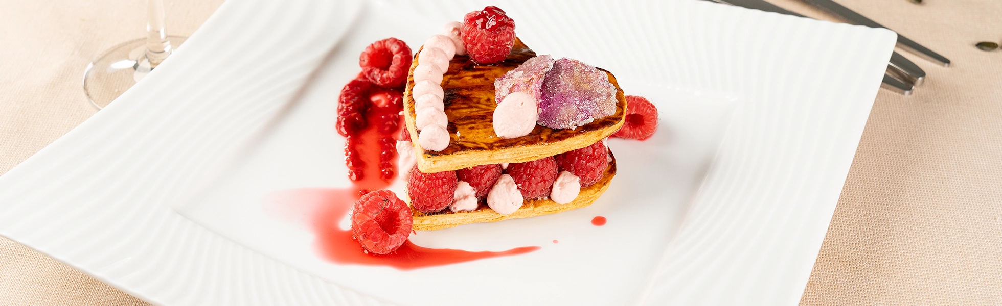 Cœur de framboise ganache de chocolat blanc et pétales de rose cristallisée