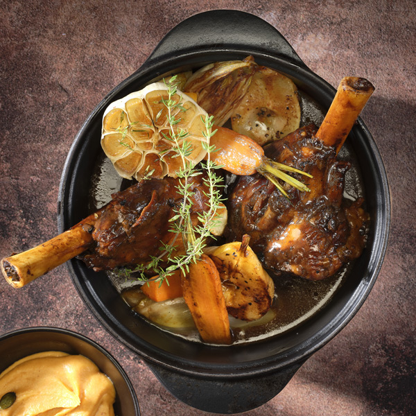 Souris d'agneau braisée jus à la chicorée, pastilla d'endive et poire