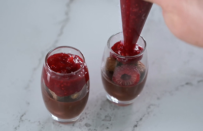 montage verrine chocolat framboise