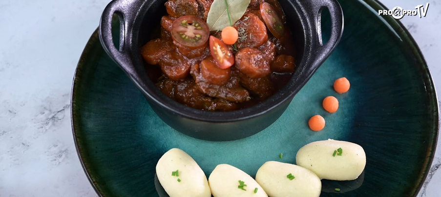 Bœuf bourguignon carottes braisées et petites quenelles